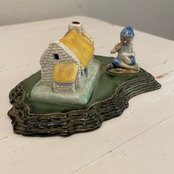 Shamrock Pottery By Wade Of Armagh Leprechaun Cottage Figurine Made in Ireland - Picture 2 of 10